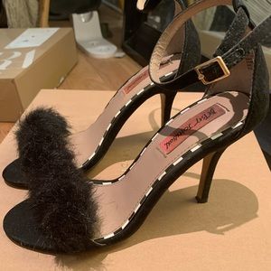 Heels with faux fur poof